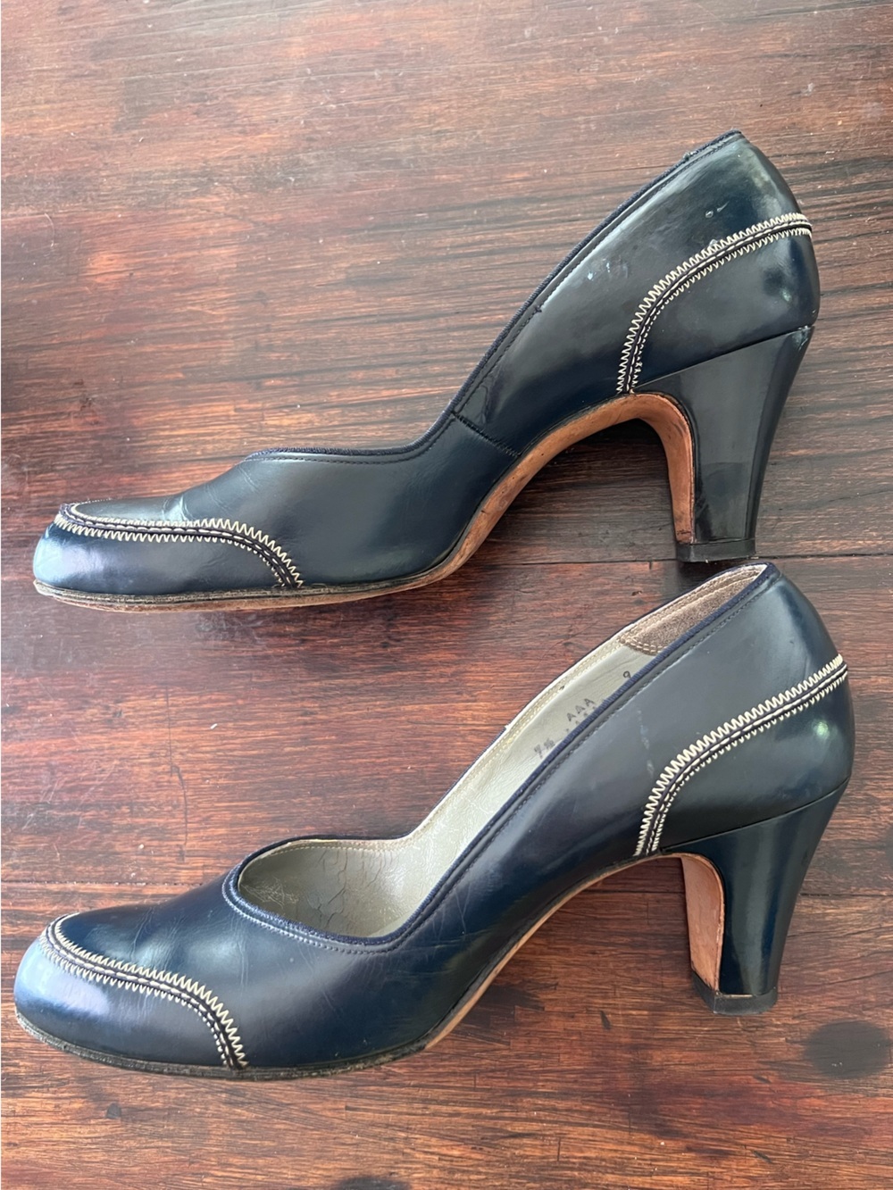 Vintage 1940s Navy Leather Block Heel Pumps w/ Contrast Stitching WW2 Rockabilly - Picture 4 of 10